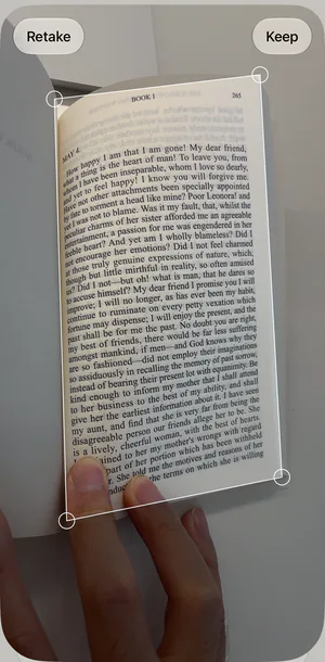 Une numérisation dans Sandbook sur un iPhone : une page imprimée sous l’objectif, encadrée par quatre coins réglables, avec les boutons Retake et Keep en haut (cet écran est en anglais)