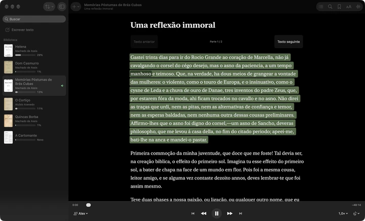 O Sandbook em um Mac no tema escuro, lendo em voz alta Memórias Póstumas de Brás Cubas com a voz Alex, o parágrafo atual em destaque e a palavra falada marcada.