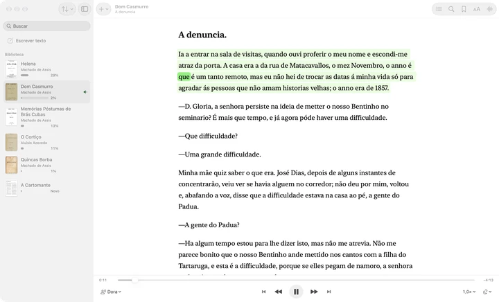 O Sandbook em um Mac: Escrever texto e a biblioteca na barra lateral, o capítulo A denuncia de Dom Casmurro aberto ao lado com o parágrafo lido em destaque e a palavra falada marcada, e o player embaixo.